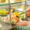 5. NÃO COLOQUE NO PRATO AQUILO QUE VOCÊ NÃO VAI COMER: Antes de preparar o seu prato, calcule a quantidade daquilo que será aproveitado. Caso contrário, sobrará muita comida, que mais cedo ou mais tarde irá para o lixo.