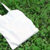 TRANSPORTE SUSTENTÁVEL: Abra mão de sacos, papéis, caixas e envelopes como forma de transportar compras. Esses materiais poluem o lençol freático, entope bueiros e exige muita matéria-prima para a fabricação. Adote as ecobags.