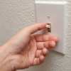 AO SAIR, APAGUE A LUZ: Em casa, adote o uso racional de luz. Saiu do ambiente? Não custa nada apagar as luzes e desligar todos os aparelhos. Ainda é dia? Aproveite a iluminação natural. Outra dica: quando for adquirir produtos como lâmpadas, cheque se o supermercado possui as que aumentam a eficiência do consumo: as fluorescentes.