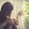 3. Coloque tela nas janelas — Cobrir portas e janelas com telas ajuda a impedir que o mosquito da dengue entre em sua casa. É importante lembrar, contudo, que quando o inseto já se encontra na residência, a medida não será bem-sucedida. Por isso, a eliminação dos focos de reprodução do Aedes aegypti é a maneira mais eficaz de proteção.