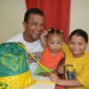 Recife, PE — O sr. Leonaldo José da Silva, pai da pequena Tainá, estava feliz por ver a filha receber o kit de material pedagógico. 