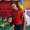 Ipatinga, MG — Mãe e filha posam para foto com o kit pedagógico entregue pela LBV. Além do material, as crianças recebem, durante todo o ano, alimentação, acompanhamento pedagógico e oportunidades para aproveitar a infância, além de educação de qualidade, formando 