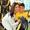 Mogi das Cruzes, SP — Tatiana Franco, coordenadora da Escola Técnica de Enfermagem, entrega kit de material pedagógico a menino atendido pela programa Criança: Futuro no Presente!.