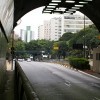 Hoje, o entorno no Túnel Nove de Julho está bem diferente: apesar de haver árvores, os vastos campos foram substituídos por altos edifícios.
