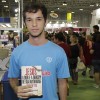 Presente na 17ª Bienal Internacional do Livro do Rio, o jovem leitor Lucas Barbirato passou para garantir um exmplar da obra do escritor Paiva Netto: 