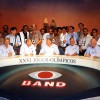 Dezenas de profissionais da Rede Bandeirantes de TV — entre repórteres, cinegrafistas e comentaristas esportivos — nos estúdios da Band, durante as Olimpíadas de Atlanta (EUA) em 1996. À mesa, da esq. à dir., Montanaro, Hélio Rubens, Gérson, Luciano do Valle, Armando Nogueira, Tostão e Paulo Russo.
