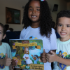 Belo Horizonte/MG: Felicidade estampada no rosto das crianças durante a abertura do 20º Fórum dos Soldadinhos de Deus, da LBV. Na foto, os pequenos seguram o livro “A casa sobre a rocha”, da Coleção Ecumênica “O Santo Evangelho de Jesus”.