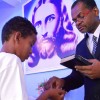 NITERÓI, RJ — Diante do Pregador-Ecumênico, o jovem escuta as palavras de força da Religião do Terceiro Milênio e recebe a energização do Cristal do Templo da Boa Vontade, na mão direita.
