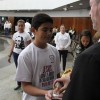 BRASÍLIA, DF — Diante do Pregador-Ecumênico, o jovem escuta as palavras de força da Religião do Terceiro Milênio e recebe a energização do Cristal do Templo da Boa Vontade, na mão direita.
