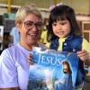 Brasília, DF — Vó e neta felizes participando do Fórum dos Soldadinhos de Deus, da LBV, com o livro “Vamos orar com Jesus”.

