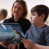 Araçatuba, SP — Mãe e filho acompanham a leitura do novo livro 