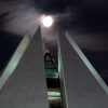A foto registra a pirâmide de sete faces com detalhe para o Cristal Sagrado do Templo da Boa Vontade, sob o brilho da lua no céu de Brasília.
