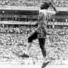 Pelé é o atleta que mais ganhou Copas do Mundo. O atacante venceu três competições: 1958, 1962 e 1970.