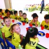 Bambine e bambini partecipano ad attività educative, ricevono sostegno alimentare e imparano concetti di cittadinanza e di esperienza della Cultura di Pace.
