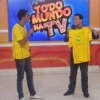 O apresentador do programa Todo Mundo na TV, da TV Arapuan/Rede TV, Victor Freitas (D), exibe a camisa da campanha, autografada por estrelas do futebol brasileiro. Na foto, o comunicador conversa com com Jean Carlos, da LBV.
