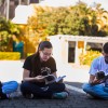Jovens realizam estudo do livro 