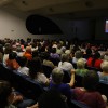 No Plenário José de Paiva Netto, público acompanha, atento, a sessão solene dos 34 anos do Templo da Boa Vontade.