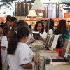 26/08, TERÇA-FEIRA — Público encontra livros para todas as idades.
