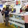 26/08, TERÇA-FEIRA — Ninguém se perde nos corredores da Bienal. Isso porque, neste ano, o evento literário dispõe de tótens informativos nas ruas do Pavilhão do Anhembi, indicando os serviços oferecidos aos leitores. Além disso, estão à disposição do público folhetos com a programação do dia, mapa de feira e balcão de informações.

