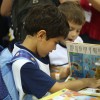26/08, TERÇA-FEIRA — Concentrado, leitor mirim folheia um exemplar durante o evento literário.
