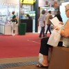 27/08, QUARTA-FEIRA — As pessoas não perdem tempo e já embarcam no mundo dos livros pelos corredores do evento.
