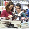 29/08, SEXTA-FEIRA — Na Bienal, a literatura promove maior interação entre familiares. Pais e filhos, por exemplo, podem adquirir conhecimento juntos, ao mesmo tempo em que se divertem.
