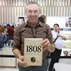 30/08, SÁBADO — O escritor Laurentino Gomes esteve neste sábado na Bienal do Livro autografando o livro 1808. A obra narra a fuga da família real portuguesa para o Brasil, sob a escolta da Marinha Britânica. Em 2008, o livro recebeu o prêmio de melhor Livro de Ensaio da Academia Brasileira de Letras e o Prêmio Jabuti de Literatura na categoria de livro-reportagem e de livro do ano de não-ficção. Na ocasião, o autor recebeu os cumprimentos da equipe da Legião da Boa Vontade e dedicou um exemplar da obra ao dirigente da Instituição. 