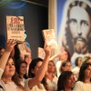 SÃO PAULO, SP — Detalhe do público presente no evento. O livro “Jesus, a Dor e a origem de Sua Autoridade — o Poder do Cristo em nós”, é sucesso entre os jovens de todas as idades.
