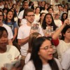 SÃO PAULO, SP — Em momento de solenidade e emoção, jovens portam o livro “Jesus, a Dor e a origem de Sua Autoridade — o Poder do Cristo em nós”, do Irmão Paiva.

 

