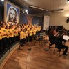 QUARTA-FEIRA, 26 — Coral Ecumênico e o Grupo de Instrumentistas Infantojuvenil Boa Vontade dão as boas-vindas ao público com canções que promovem a Cultura de Paz.
