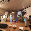 QUINTA-FEIRA, 27— Apresentação artística das educadoras da Supercreche Jesus, da LBV, de São Paulo. Durante a apresentação, elas abordam a frase “Não somos robôs”, inspiradas no artigo com este nome do escritor Paiva Netto.
