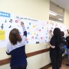 Os participantes puderam curtir, comentar e compartilhar as suas experiências em um mural exposto na sala de aula, que imitava uma página do facebook.
