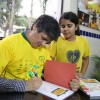 Antes de se deliciarem com seus livros, as crianças receberam os autógrafos do escritor.