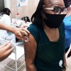 Cristã do Novo Mandamento de Jesus Maria Gomes Ribeiro, do Rio de Janeiro, RJ, tomando a vacina da Covid-19.