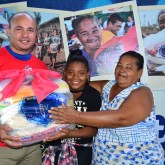Belo Horizonte, MG — A Legião da Boa Vontade contou com o apoio valoroso de voluntários para a entrega das cestas de alimentos para as famílias em situação de risco social. Na foto, a atendida Jennifer Isabella e a avó Marta Diniz recebem, contentes, o presente da Entidade. :D