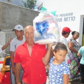 Divisa Nova, MG — Todos os anos, a LBV garante um Natal mais feliz a milhares de famílias. Já é uma tradição a entrega de cestas de alimentos a famílias de baixa renda em todo o País! =]
