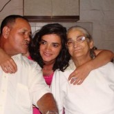 Na foto, eu estou com meus pais e era véspera de ano novo em 2011, no Brasil. O Amor que temos uns pelos outros na nossa família foi sempre cultivado e vivido na nossa casa. Aprendo muitas lições com o meu pai, Pedro Alves Garcia, e com minha mãezinha, Santa Selvina Machado Garcia, que hoje mora na Pátria Espiritual. Te amo eternamente, mãe! (Roseli Garcia)