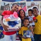 Belo Horizonte, MG — A senhora Tamiris Dayanna Silva Santos, mãe do Isaque Lucas, 11, e do Samuel, de 8 anos, atendidos pela LBV, levaram para casa uma cesta de alimentos, um coroamento ao trabalho realizado pela Entidade ao longo do ano.