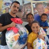 Belo Horizonte, MG — A dona Sirlene foi ao evento acompanhada dos filhos Jeferson Sanderson, Brisa e o caçula Enzo Gabriel. Ao receber o presente da LBV, afirmou: