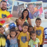 Belo Horizonte, MG — Leidiane Gomes esteve com os filhos na solenindade. Muito feliz por receber a cesta de alimentos da campanha Natal Permanente da LBV — Jesus, o Pão Nosso de cada dia!, afirmou: