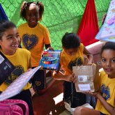 Belo Horizonte, MG — Além da cesta de alimentos, as crianças tiveram suas cartinhas de Natal apadrinhadas e ficaram super felizes com os presentes que receberam.