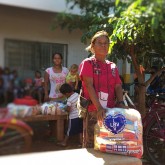 Dourados, MS — Cada cesta contém arroz, feijão, óleo, açúcar, leite em pó, macarrão, farinha de mandioca e de trigo, fubá, goiabada, gelatina, massa para bolo, extrato de tomate e sal. Itens essenciais e básicos para ajudar no sustento de centenas de famílias assistidas pela LBV na Aldeia Bororó.
