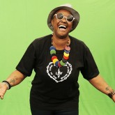 A cantora Sandra de Sá é amiga de longa data da Instituição e da Campanha de Natal da LBV que, todos os anos, garante que as famílias em situação de vulnerabilidade social tenham um fim de ano mais feliz. 
