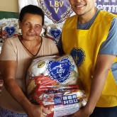 Rio Verde, GO — Por meio da Campanha Natal Permanente da LBV – Jesus, o Pão Nosso de cada dia!, famílias do interior do estado de Goiás recebem a cesta de alimentos contendo arroz, feijão, óleo, açúcar, leite em pó, café, macarrão, farinha de mandioca e de trigo, fubá, goiabada, massa para bolo, extrato de tomate, goiabada, gelatina entre outros.
