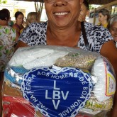 Rio Verde, GO — O sorriso no rosto de quem leva nos braços a certeza de um natal mais digno e feliz revela a importância do seu apoio. É a LBV chegando a quem mais precisa =)

