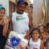 Rio Verde, GO — Família recebe da LBV a garantia de um Natal mais digno e feliz com a cesta de alimentos.
