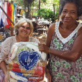 Rio Verde, GO — Família recebe da LBV a garantia de um Natal mais digno e feliz com a cesta de alimentos. “Se não fosse vocês, hoje a gente não teria nada para comer”, frisou a senhora Zélia junto a sua irmã Maria Aparecida.
