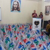 São Gonçalo, RJ —  O representante da LBV no estado do Rio de Janeiro Eliel Brum e a gestora social Magda Passos dão as boas-vindas ao público presente. 
