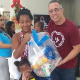 São Gonçalo, RJ — Famílias que vivem em situação de vulnerabilidade social recebem cestas de alimentos da campanha Natal Permanente da LBV — Jesus, o Pão Nosso de cada dia!.
