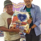 Trindade, GO — Famílias Trindadenses, recebem da LBV a cesta de alimentos contendo arroz, feijão, óleo, açúcar, leite em pó, café, macarrão, farinha de mandioca e de trigo, fubá, goiabada, massa para bolo, extrato de tomate, goiabada, gelatina entre outros.
